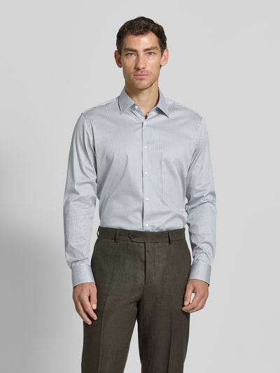 Männermodel trägt Regular Fit Businesshemd aus Baumwoll-Mix Modell 'H-Joe-kent' von BOSS mit feinen Streifen, Ganzkörperansicht von vorne, Herren Businesshemd von BOSS.