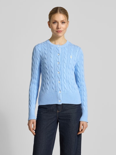 Vrouwenmodel draagt Regular Fit Strickjacke aus reiner Baumwolle van Polo Ralph Lauren in effen lichtblauw, kabelpatroon, gestikt logo, ronde hals, knoopsluiting, lange mouw, puur katoen, gestructureerde look. Ganzkörperansicht van voren.