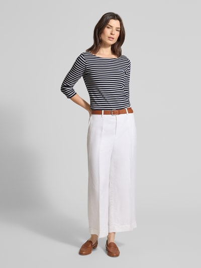 Modelka prezentuje Regular Fit 3/4-Shirt aus Baumwoll-Mix von Tom Tailor, wzór w paski, nadruk, dekolt łódka, bawełniany miks, całopostaciowy widok z przodu.