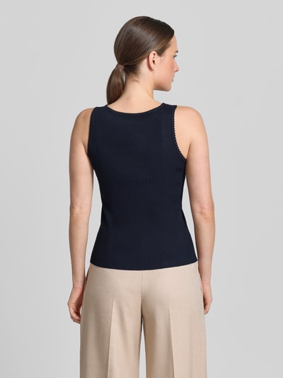 Frauenmodel trägt Stricktop aus Viskose-Mix in Ripp-Optik von Zero, dunkelblau, Slim-Fit, Rundhalsausschnitt, Rückenlänge 51 cm, Ganzkörperansicht Rückansicht.