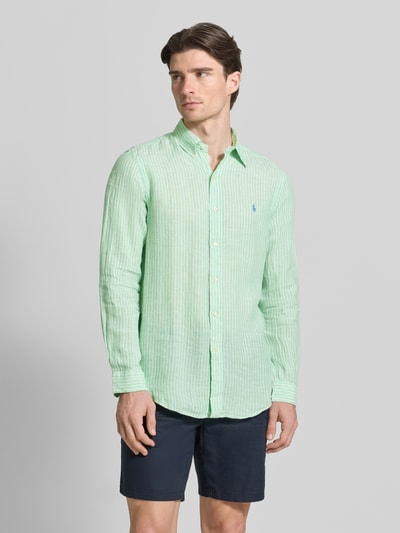 Männermodel trägt Regular Fit Freizeithemd aus reinem Leinen von Polo Ralph Lauren, grün-weiß gestreift, Ganzkörperansicht von vorne.