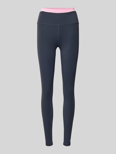 Produktfoto, High Rise Leggings mit Logo von P.E Nation in Dunkelgrau mit rosa Bund, körpernaher Schnitt, glatte Stretch-Oberfläche