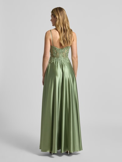 Frauenmodel trägt Regular Fit Abendkleid mit floralem Stitching von Luxuar in grünem Satin mit Ziersteinbesatz, semitransparent, Ganzkörperansicht Rückansicht.