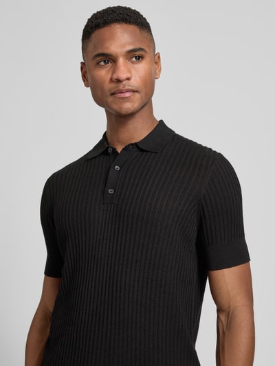 Männermodel trägt Slim Fit Poloshirt aus Viskose-Mix von Antony Morato, Strick-Optik, Polokragen, kurzärmelig, Nahaufnahme Oberkörper.