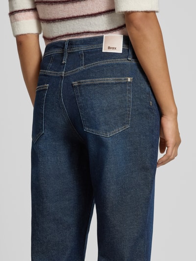 Frauenmodel trägt Barrel Jeans aus Baumwoll-Mix Modell 'MILEY' von Brax in dunklem Blau, strukturierte Denim-Oberfläche, Ganzkörperansicht Rückansicht, Damen Barrel Jeans von Brax.