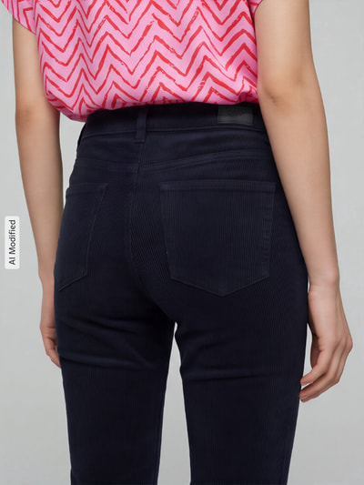 Frauenmodel trägt Fit and Flare Cordhose aus Baumwoll-Mix Modell 'MARY' von ONLY in Dunkelblau, grobe Struktur, Nahaufnahme Rückansicht, Damen Cordhose von ONLY, KI-modifiziertes Bild.
