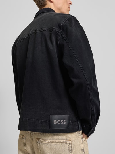 Męski model nosi kurtkę jeansową o kroju regular fit z mieszanki bawełny model 'LUNEY BO REF' od BOSS Orange, widok z tyłu