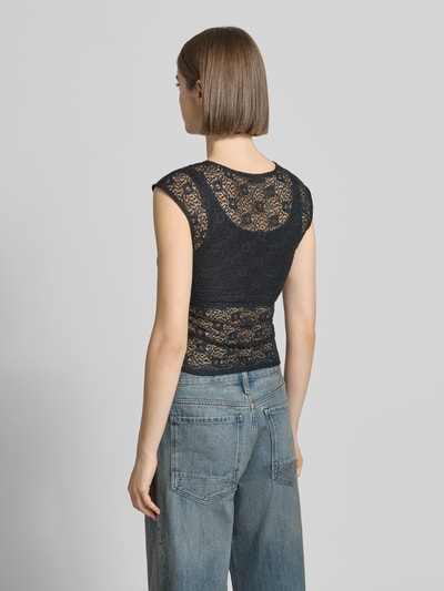 Frauenmodel trägt T-Shirt aus Spitze mit Raffung an der Seitennaht von REVIEW, Dunkelblau, Körpernahe Passform, Elastischer-Material-Mix, Rundhalsausschnitt, Rückenlänge bei Größe S 45 cm, Ganzkörperansicht Rückansicht.