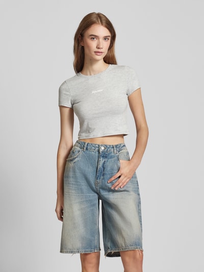 Review Cropped T-Shirt mit Label-Print Hellgrau Melange 4