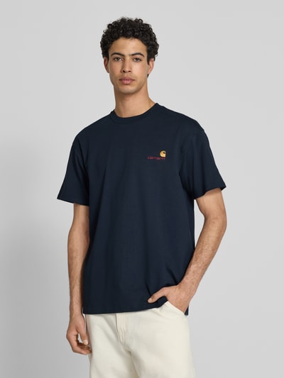 Männermodel trägt Herren T-Shirt mit Label-Stitching und Rundhalsausschnitt von Carhartt Work In Progress, Reine Baumwolle, Regular-Fit, Nahaufnahme Oberkörper.