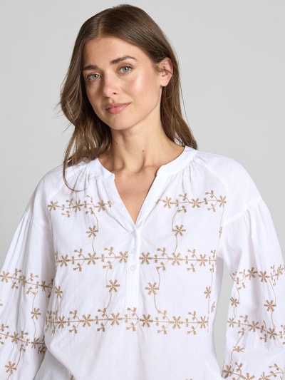 Frauenmodel trägt Bluse mit Tunikakragen und kurzer Knopfleiste von More & More aus Reine Baumwolle, Loose-Fit, Nahaufnahme Oberkörper.