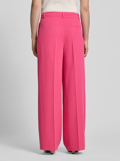 Frauenmodel trägt Wide Fit Stoffhose mit Bügelfalten von Christian Berg Woman Selection, Elastischer-Material-Mix, Gesäßtasche, Ganzkörperansicht Rückansicht.