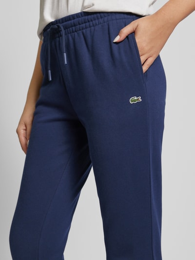 Lacoste Sport Spodnie dresowe o kroju relaxed fit z naszywką z logo Ciemnoniebieski 3