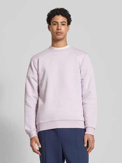 Männermodel trägt Regular Fit Sweatshirt aus Baumwoll-Mix Modell 'CERES' von Only & Sons in Unifarben mit Rundhals, Ganzkörperansicht von vorne.
