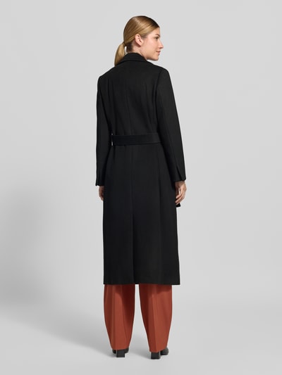 Frauenmodel trägt Regular Fit Mantel aus reiner Schurwolle Modell 'LONGRUN' von MAX&Co. in Schwarz, glatte Textur, Ganzkörperansicht Rückansicht.