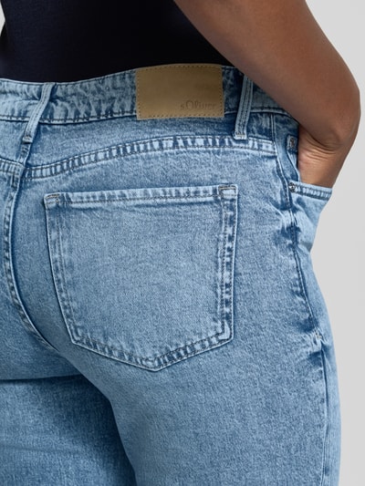 Frauenmodel trägt Straight Fit Jeans aus Baumwoll-Mix Modell 'KAROLIN' von s.Oliver RED LABEL in Hellblau, Nahaufnahme Rückansicht.