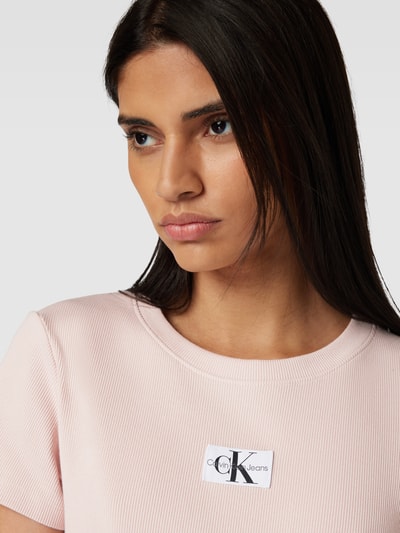 Calvin Klein Jeans T-shirt o kroju slim fit z efektem prążkowania Brudnoróżowy 3