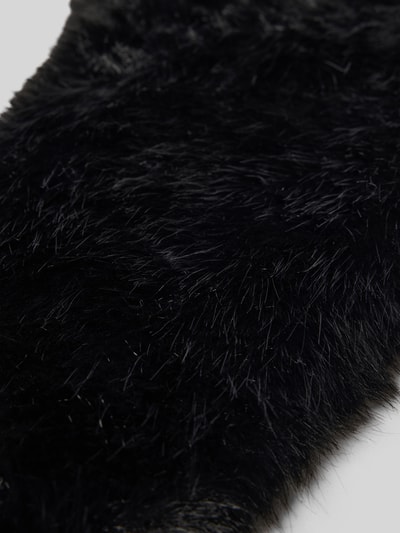 Produktfoto, Schal aus Kunstfell von Kurt Beines, rechteckig, schwarze Farbe, Kreuzverschluss, feine flauschige Struktur, Damen Schal, KI-modifiziertes Bild.