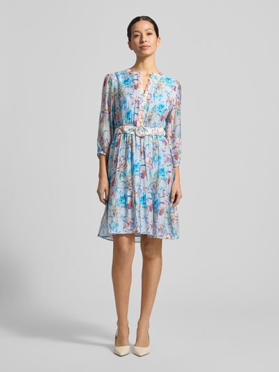 Frauenmodel trägt Knielanges Kleid im Allover-Look mit Gürtel von Christian Berg Woman Selection in Blau mit floralen Mustern, A-Linie, Viskose-Mix, knielang, mit 47 cm langen Ärmeln und 98 cm Rückenlänge, Ganzkörperansicht von vorne.