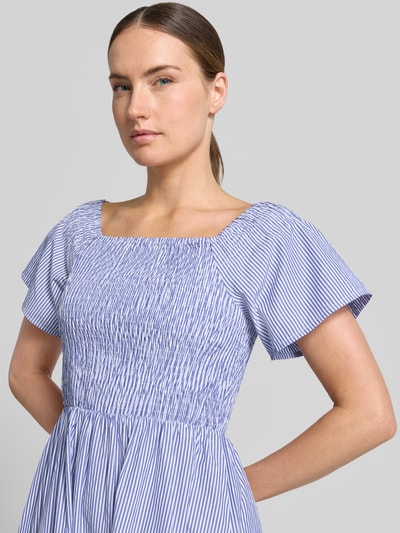 Frauenmodel trägt Midikleid mit Smok-Details Modell 'INZI' von B.Young aus Baumwoll-Mix mit Karree-Ausschnitt, taillierter Schnitt, Nahaufnahme Oberkörper. Rückenlänge bei Größe 36: 109 cm, Brustweite: 36 cm, Ärmellänge: 21 cm. Streifenmuster in Blau und Weiß.