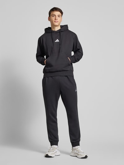 ADIDAS SPORTSWEAR Spodnie dresowe o kroju regular fit z wyhaftowanym logo model ‘FEELCOZY’ Czarny 1