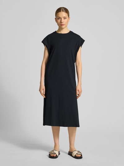 Frauenmodel trägt Comfort Fit Maxi T-Shirtkleid von BOSS Orange, Optik: Unifarben, Passform: Comfort Fit, Ärmellänge: Kurzarm, Ganzkörperansicht von vorne.
