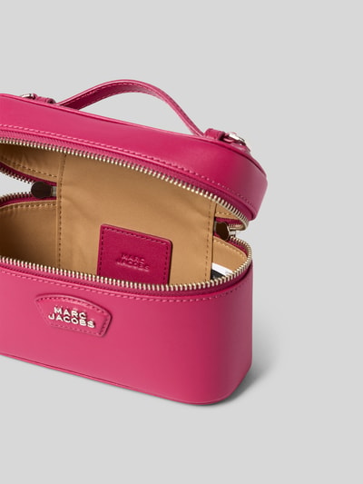 Produktfoto, Kosmetiktasche mit Logo-Detail von Marc Jacobs in Pink mit Zierschnalle, Zweiwege-Reißverschluss, Hauptfach, beige Innenfutter, Maße 18 cm Breite, 12 cm Länge, 7 cm Tiefe, abnehmbare Tragehenkel