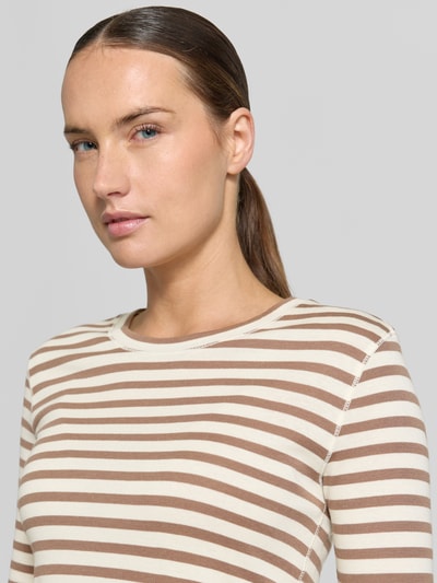 Frauenmodel trägt Skinny Fit T-Shirt mit Rundhalsausschnitt von Closed im Baumwoll-Modal-Mix, beige-braun gestreift, Nahaufnahme Oberkörper.
