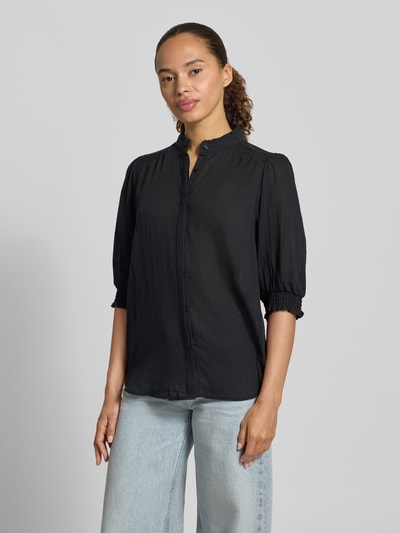 Frauenmodel trägt schwarze Hemdbluse mit 3/4-Arm Modell 'FABIANA' von Soyaconcept aus Reine Baumwolle, Gerader-Schnitt, Ganzkörperansicht von vorne.