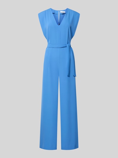 Produktfoto, Jumpsuit mit V-Ausschnitt und Bindegürtel von comma w kolorze niebieskim, mieszanka materiałów z dodatkiem streczu, krój regular fit, dekolt w serek, wiązany pasek, długość tyłu w rozmiarze 36: 41 cm, szerokość w rozmiarze 36: 38 cm, całkowita długość w rozmiarze 36: 145 cm, długość wewnętrzna nogawki w rozmiarze 36: 73 cm
