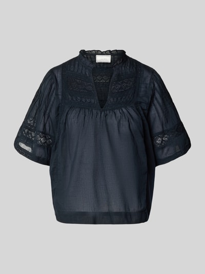 Produktfoto, Blusenshirt mit V-Ausschnitt Modell 'Siama' von Neo Noir, krój regular fit, hafty, długość tyłu 56 cm, długość rękawów 28 cm