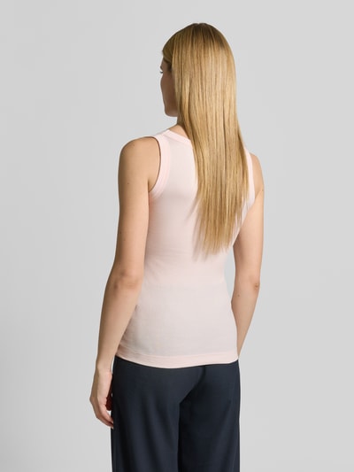 Frauenmodel trägt Tanktop in Ripp-Optik mit Rundhalsausschnitt von Marc Cain aus Baumwoll-Elasthan-Mix, Slim-Fit, Rückenlänge 57 cm, Ganzkörperansicht Rückansicht.