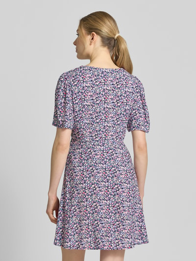Frauenmodel trägt Leicht ausgestelltes Minikleid aus reiner Viskose Modell 'ALBA' von Vero Moda, Optik: Unifarben, Ganzkörperansicht Rückansicht.