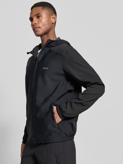 Männermodel trägt Regular Fit Softshell-Jacke mit Kapuze Modell 'LW_CRUISLITE' von BOSS Green, unifarben, Reißverschluss, Ganzkörperansicht von vorne.