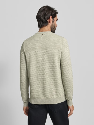 Männermodel trägt Strickpullover mit gerippten Abschlüssen von PME Legend, helle Baumwolle, Regular Fit, Rückenansicht, Ganzkörperansicht Rückansicht.