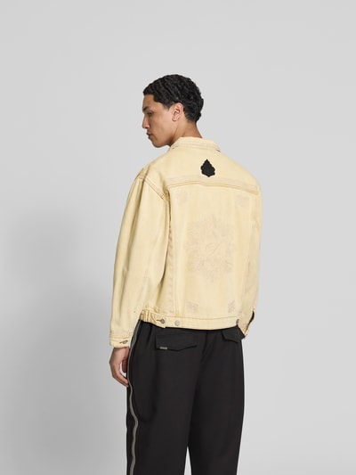 Männermodel trägt Jeansjacke mit Brusttaschen von Don’t Waste Culture in Gelb, Reine Baumwolle, Regular-Fit, Ganzkörperansicht Rückansicht.