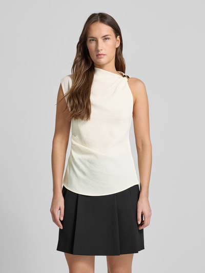 Frauenmodel trägt Blusentop in asymmetrischem Design Modell 'JOIA' von Mango in Creme mit Zier-Applikation, taillierte Passform, Ganzkörperansicht von vorne