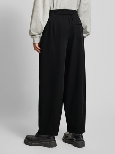 Frauenmodel trägt Loose Fit Bundfaltenhose mit Viskose-Anteil Modell 'MARIELA LIFE' von ONLY, Optik: Unifarben, Bundfalte, elastischer Bund, seitliche Eingrifftaschen, Ganzkörperansicht Rückansicht
