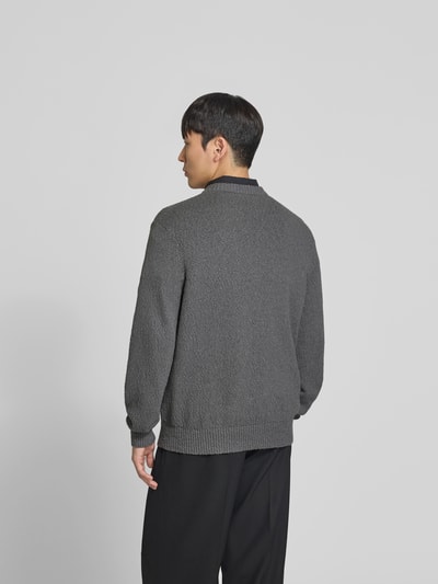 Männermodel trägt Pullover in Strick-Optik von ANNARR aus Reine Baumwolle, Relaxed-Fit, Rundhalsausschnitt, elastische Abschlüsse, Rückenlänge 72 cm, dunkles Grau, Ganzkörperansicht Rückansicht.
