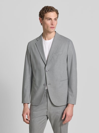 Męski model nosi marynarkę Sakko mit Reverskragen und Brustleistentasche Modell 'CATORY' von Drykorn, mieszanka materiałów z dodatkiem wiskozy, krój regular fit, jasnoszary, zapięcie na guzik, brustasza, kieszenie z wypustką, długość tyłu w rozmiarze 50: 72 cm, szerokość ramion w rozmiarze 50: 50 cm, długość rękawów w rozmiarze 50: 66 cm, ganzkörperansicht von vorne