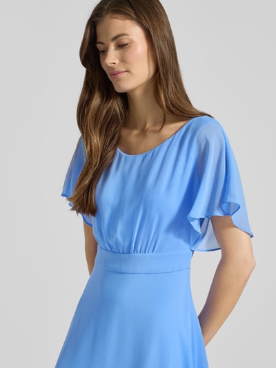 Kobiece model nosi Knielanges Kleid mit Rundhalsausschnitt od Vera Mont, półprzezroczysty materiał, taliowany krój, okrągły dekolt, wszyty zamek błyskawiczny, z krótkim rękawem, halka pod spódnicę, długość tyłu w rozmiarze 36: 102 cm, szerokość klatki piersiowej w rozmiarze 36: 37 cm, długość rękawów w rozmiarze 36: 27 cm, jasnoniebieski kolor, gładka tekstura, widok na górną część ciała z przodu.
