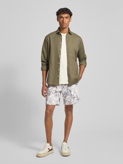 Mannenmodel draagt Shorts im Allover-Look van ARMANI EXCHANGE in regular fit van katoen met elastische tailleband, lichte tinten, allover patroon. Volledige lichaamsvooraanzicht.