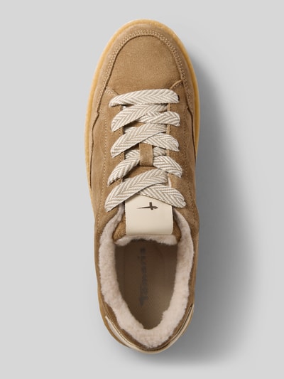 Produktfoto, karamellfarbener Sneaker aus echtem Rindsleder von Tamaris, strukturierte Oberfläche, cremefarbene Schnürsenkel, Damen Sneaker