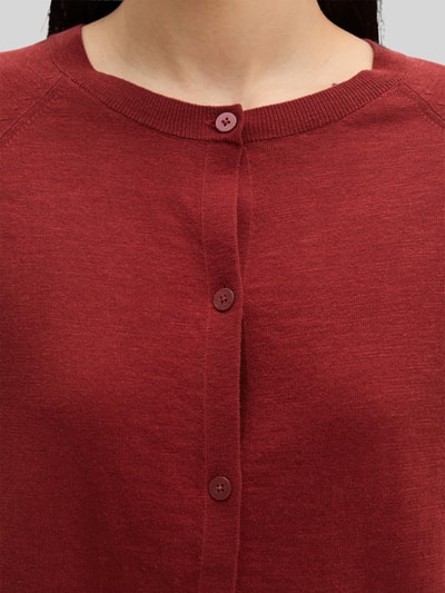 Frauenmodel trägt Relaxed Fit Strickjacke aus Baumwoll-Leinen-Mix von Marc O'Polo, Optik: Unifarben, Rundhals, Langarm, Knopfleiste, Nahaufnahme Oberkörper.