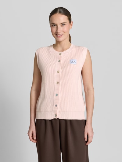 Frauenmodel trägt Regular Fit Strickweste aus Viskose-Mix Modell 'MILLA' von VILLA SOPHIE, Optik: Unifarben, Rippstrick, Label-Patch, Rundhals, einreihige Knopfleiste, Rumpfabschluss gerippt, Materialverarbeitung: Rippstrick, Ganzkörperansicht von vorne.