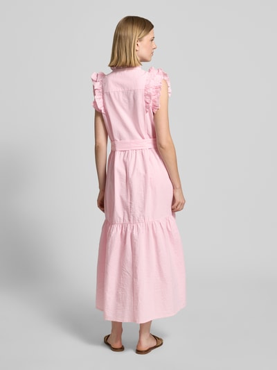 Vrouwenmodel draagt overhemdjurk met ruche en strikceintuur model 'Harriet' van LOLLYS LAUNDRY, puur katoen, A-lijn, maxi-jurk, ruglengte maat S 131 cm, borstwijdte maat S 47 cm, lichtroze, gestructureerde stof, volledige lichaamsweergave rugaanzicht.