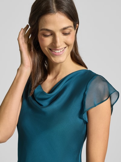 Kobiece modelka nosi knielanges Cocktailkleid mit Wasserfall-Ausschnitt von Christian Berg Cocktail, szyfon, A-linia, zbliżenie na górę ciała.