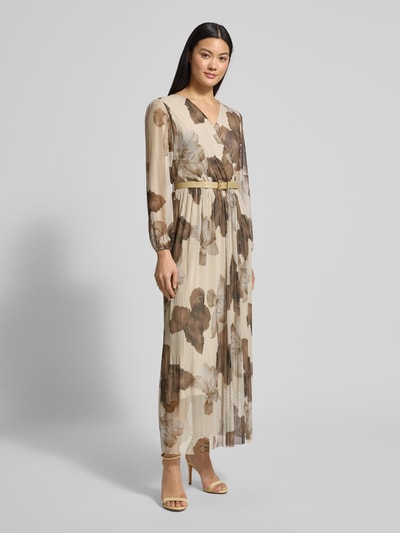 Kobiece model prezentuje Midikleid mit Gürtel Modell 'La44rinaa' od ZABAIONE, kremowa sukienka midi z plisami, kwiatowy wzór, widok z przodu, materiał z domieszką stretchu, A-linia, pasek, dekolt V. Ganzkörperansicht von vorne.