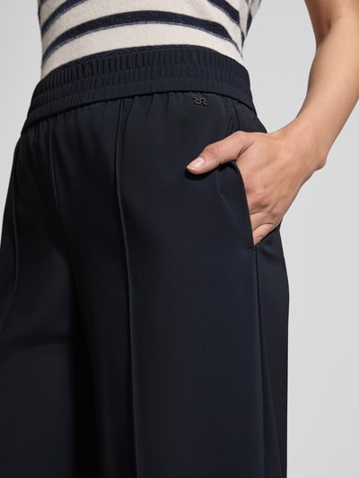 Kobieta nosi Hose mit elastischem Bund Modell 'COSMEA' von Raffaello Rossi, granatowy materiał z elastycznym pasem i szwami, materiał z dodatkiem stretchu, szeroka nogawka, Szerokość w rozmiarze 36: 40 cm, długość nogawki wewnętrznej 82 cm, zbliżenie na biodra