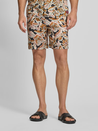 Männermodel trägt Relaxed Fit Shorts aus Lyocell Modell 'FAVE' von Scotch & Soda mit Allover-Look, elastischer Bund, Ganzkörperansicht von vorne.